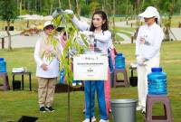 Istri Wakil Presiden RI Selvi Ananda Gibran Rakabuming menyiram bibit pohon yang baru ditanam di IKN Kamis (10/7/2025). (ANTARA/HO-Humas OIKN)