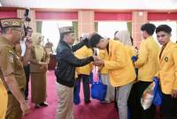 Gubernur Kalteng Agustiar Sabran saat menyerahkan bantuan sembako untuk para mahasiswa UPR yang akan KKN di Palangka Raya, Senin (7/7/2025). (ANTARA/HO-Biro Adpim Pemprov Kalteng)