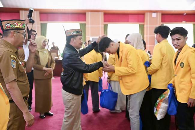 Gubernur Kalteng Agustiar Sabran saat menyerahkan bantuan sembako untuk para mahasiswa UPR yang akan KKN di Palangka Raya, Senin (7/7/2025). (ANTARA/HO-Biro Adpim Pemprov Kalteng)