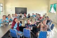 Para guru di SMPN-6 Negeri Palangka Raya berdiskusi setelah sekolahnya dinyatakan sekolah rujukan Google oleh pihak Google. (ANTARA/HO-Dokumentasi Pribadi)