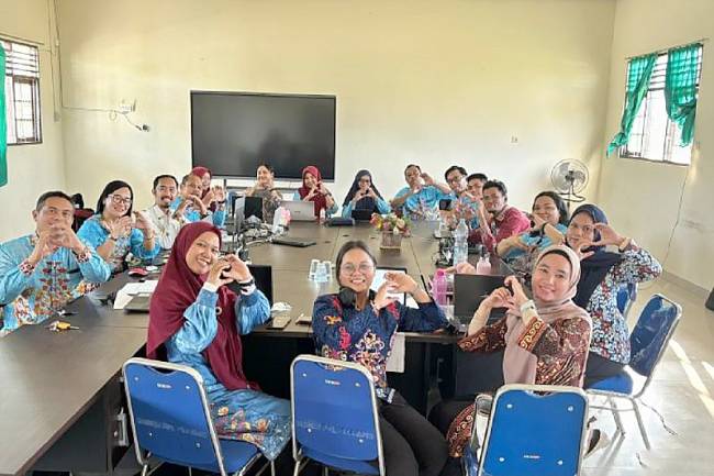 Para guru di SMPN-6 Negeri Palangka Raya berdiskusi setelah sekolahnya dinyatakan sekolah rujukan Google oleh pihak Google. (ANTARA/HO-Dokumentasi Pribadi)