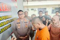 Kapolres Banjarbaru AKBP Pius X Febry Aceng Loda beserta tersangka dalam konferensi pers hasil ungkap kasus kecelakaan lalulintas yang menewaskan seorang mahasiswi di Banjarbaru, Kamis (3/7/2025). (ANTARA/HO-Humas Polres Banjarbaru)