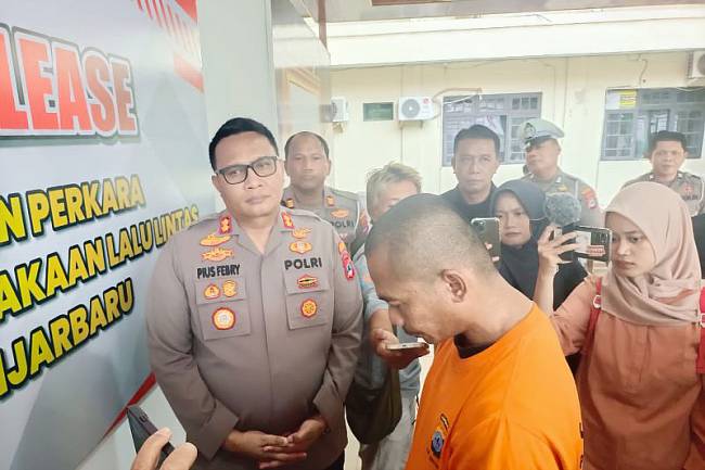 Kapolres Banjarbaru AKBP Pius X Febry Aceng Loda beserta tersangka dalam konferensi pers hasil ungkap kasus kecelakaan lalulintas yang menewaskan seorang mahasiswi di Banjarbaru, Kamis (3/7/2025). (ANTARA/HO-Humas Polres Banjarbaru)