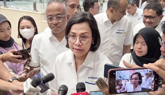 Menteri Keuangan Sri Mulyani saat ditemui usai rapat kerja dengan Komisi XI DPR di Jakarta, Senin (7/7/2025). (Dok ANTARA/Bayu Saputra)