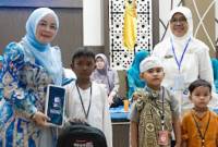 Senyum anak-anak usai mendapatkan hadiah bingkisan dari Ketua TP PKK Kota Banjarmasin Hj Neli Listriani atas keberanian mereka mau di khitanan dalam rangka peringatan Hari Anak Nasional 2025 di Aula Kayuh Baimbai Balaikota Banjarmasin, Kamis (3/7/2025). (ANTARA/Sukarli)