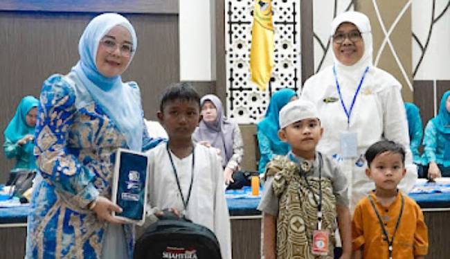 Senyum anak-anak usai mendapatkan hadiah bingkisan dari Ketua TP PKK Kota Banjarmasin Hj Neli Listriani atas keberanian mereka mau di khitanan dalam rangka peringatan Hari Anak Nasional 2025 di Aula Kayuh Baimbai Balaikota Banjarmasin, Kamis (3/7/2025). (ANTARA/Sukarli)