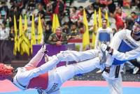 Taekwondoin DJA Bekangdam Elia Shallom (kanan) melakukan tendangan ke arah taekwondoin Manakara M Ilham (kiri) dalam kualifikasi Kyorugi kelas Junior under 45 kilogram Kejuaraan Taekwondo Internasional 2025 di GOR Segiri, Samarinda, Kalimantan Timur, Kamis (17/7/2025). Kejuaraan taekwondo bertajuk 2nd East Borneo International Championship 2025 diikuti oleh 920 atlet dari 15 provinsi hingga Malaysia, Filipina, dan Korea Selatan. (Antara Kaltim/M Risyal Hidayat)