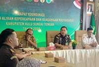 Kepala Kejari HST Dr Yusup Darmaputra (tengah) saat memimpin rapat Tim Pakem di Barabai, Hulu Sungai Tengah, Kalimantan Selatan, Selasa (8/7/2025). (ANTARA/M Hidayatullah)