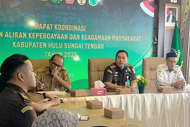 Kepala Kejari HST Dr Yusup Darmaputra (tengah) saat memimpin rapat Tim Pakem di Barabai, Hulu Sungai Tengah, Kalimantan Selatan, Selasa (8/7/2025). (ANTARA/M Hidayatullah)