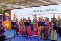 Kelompok Kesenian Angklung Indonesia berpartisipasi dalam acara “Celebrating Forests and Culture, Youth and Music Forest Harmonies” yang diselenggarakan oleh Organisasi Pangan dan Pertanian (FAO) PBB di Roma, Italia, Selasa (1/7/2025). (ANTARA/HO-KBRI Roma)