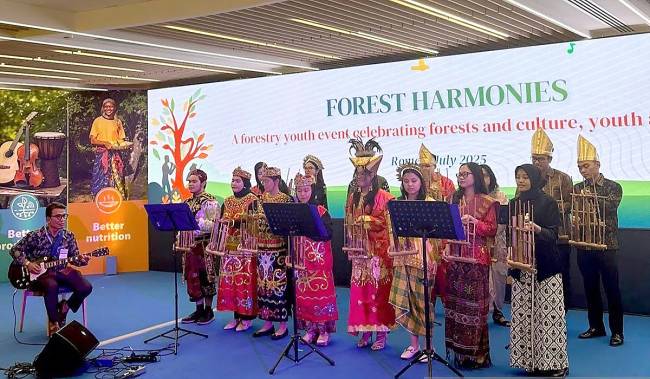 Kelompok Kesenian Angklung Indonesia berpartisipasi dalam acara “Celebrating Forests and Culture, Youth and Music Forest Harmonies” yang diselenggarakan oleh Organisasi Pangan dan Pertanian (FAO) PBB di Roma, Italia, Selasa (1/7/2025). (ANTARA/HO-KBRI Roma)