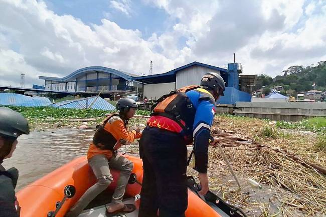 Tim SAR Samarinda saat mencari korban tenggelam di Sungai Mahakam, kawasan Samarinda Ilir, Kota Samarinda, Kamis (31/7) (ANTARA/HO-SAR Samarinda)