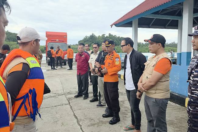 Tim SAR melakukan rapat persiapan pencarian korban kapal karam di Mentawai, Selasa (15/7/2025). (Antara/HO-Humas BPBD Kabupaten Kepulauan Mentawai)