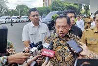 Menteri Dalam Negeri (Mendagri) Tito Karnavian menjawab pertanyaan wartawan saat ditemui sebelum rapat terbatas dengan Presiden Prabowo Subianto di Istana Kepresidenan RI, Jakarta, Selasa (29/7/2025). (ANTARA/Mentari Dwi G)