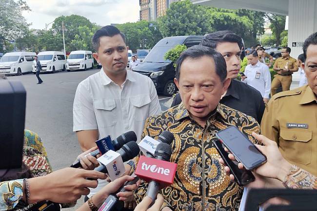 Menteri Dalam Negeri (Mendagri) Tito Karnavian menjawab pertanyaan wartawan saat ditemui sebelum rapat terbatas dengan Presiden Prabowo Subianto di Istana Kepresidenan RI, Jakarta, Selasa (29/7/2025). (ANTARA/Mentari Dwi G)