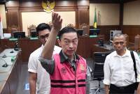 Terdakwa kasus dugaan korupsi impor gula Thomas Trikasih Lembong alias Tom Lembong (tengah) meninggalkan ruangan usai mengikuti sidang pembacaan tuntutan di Pengadilan Tipikor, Jakarta, Jumat (4/7/2025). (ANTARA/Indrianto Eko S)