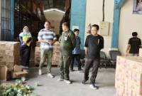 Kabid Perlindungan Konsumen Disdagperin Kalteng Maskur (kemeja hijau) dan lainnya saat melakukan pemeriksaan peredaran beras ke distributor maupun pasar baru-baru ini. (Dok ANTARA/HO-Disdagperin Kalteng)