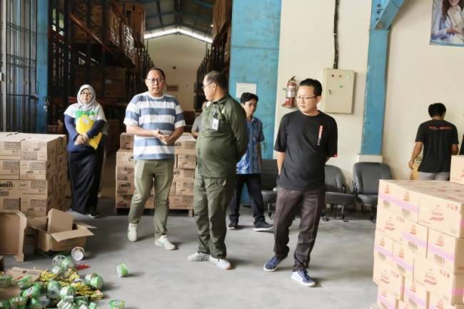 Kabid Perlindungan Konsumen Disdagperin Kalteng Maskur (kemeja hijau) dan lainnya saat melakukan pemeriksaan peredaran beras ke distributor maupun pasar baru-baru ini. (Dok ANTARA/HO-Disdagperin Kalteng)