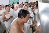 Presiden Republik Indonesia Prabowo Subianto menunaikan ibadah umrah dan berkesempatan mencium Hajar Aswad di Masjidil Haram, Kota Suci Makkah, Arab Saudi, Rabu dini hari, waktu setempat (2/7/2025). (ANTARA/HO-Biro Pers Setpres)