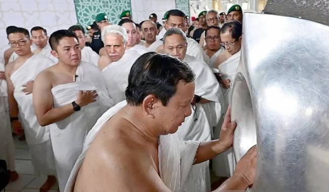 Presiden Republik Indonesia Prabowo Subianto menunaikan ibadah umrah dan berkesempatan mencium Hajar Aswad di Masjidil Haram, Kota Suci Makkah, Arab Saudi, Rabu dini hari, waktu setempat (2/7/2025). (ANTARA/HO-Biro Pers Setpres)