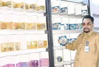 
Kepala Bidang Deposit, Pelestarian, dan Pengembangan Koleksi Bahan Perpustakaan Dinas Perpustakaan dan Kearsipan (DPK) Kalimantan Timur Endang Effendi memperlihatkan hasil alih media penyelamatan naskah kuno. (ANTARA/A Rifandi)