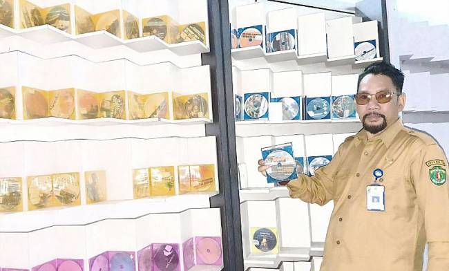 
Kepala Bidang Deposit, Pelestarian, dan Pengembangan Koleksi Bahan Perpustakaan Dinas Perpustakaan dan Kearsipan (DPK) Kalimantan Timur Endang Effendi memperlihatkan hasil alih media penyelamatan naskah kuno. (ANTARA/A Rifandi)