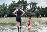 Manajer Tim Rugby Kalsel, Firman Firdaus, ketika memantau latihan bersama  dii Stadion Lambung Mangkurat, Banjarmasin pada Minggu (3/8/2025). (SuarIndonesia/Ist