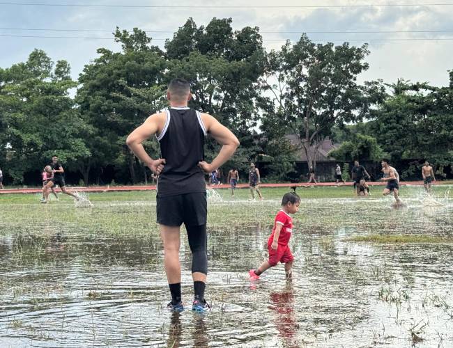 Manajer Tim Rugby Kalsel, Firman Firdaus, ketika memantau latihan bersama  dii Stadion Lambung Mangkurat, Banjarmasin pada Minggu (3/8/2025). (SuarIndonesia/Ist