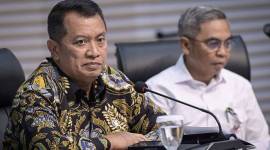 Wakil Menteri Pendayagunaan Aparatur Negara dan Reformasi Birokrasi Purwadi Arianto (kiri) dan Ketua KPK Setyo Budiyanto (kanan) menyampaikan keterangan pers usai penandatanganan Surat Keputusan Bersama (SKB) Strategi Nasional Pencegahan Korupsi di Gedung Merah Putih KPK, Jakarta, Rabu (12/2/2025). (ANTARA FOTO/Fauzan)
