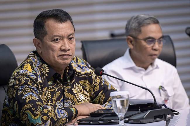 Wakil Menteri Pendayagunaan Aparatur Negara dan Reformasi Birokrasi Purwadi Arianto (kiri) dan Ketua KPK Setyo Budiyanto (kanan) menyampaikan keterangan pers usai penandatanganan Surat Keputusan Bersama (SKB) Strategi Nasional Pencegahan Korupsi di Gedung Merah Putih KPK, Jakarta, Rabu (12/2/2025). (ANTARA FOTO/Fauzan)
