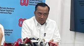 Menteri Sekretaris Negara Prasetyo Hadi memberikan keterangan pers terkait operasi tangkap tangan (OTT) terhadap Wakil Menteri Ketenagakerjaan Immanuel Ebenezer oleh Komisi Pemberantasan Korupsi, di Kompleks Istana Kepresidenan, Jakarta, Kamis (21/8/2025). (ANTARA/Fathur Rochman)