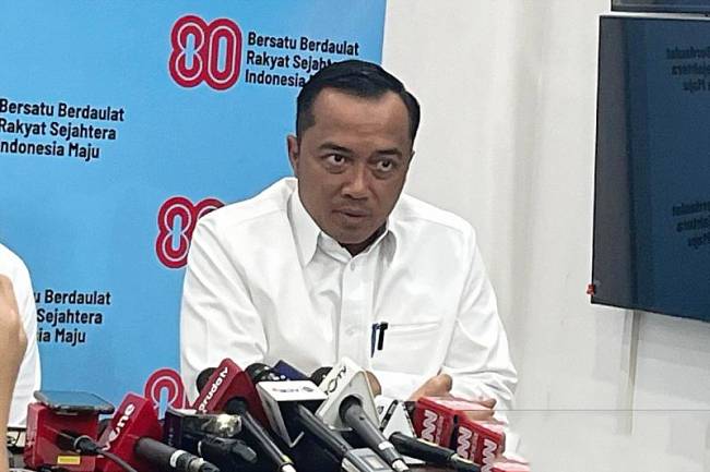 Menteri Sekretaris Negara Prasetyo Hadi memberikan keterangan pers terkait operasi tangkap tangan (OTT) terhadap Wakil Menteri Ketenagakerjaan Immanuel Ebenezer oleh Komisi Pemberantasan Korupsi, di Kompleks Istana Kepresidenan, Jakarta, Kamis (21/8/2025). (ANTARA/Fathur Rochman)