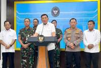 Menteri Pertahanan, Sjafrie Sjamsoeddin (tengah), memberikan pernyataan pers di Kantor Presiden, Kompleks Istana Kepresidenan, Jakarta, Minggu (31/8/2025). Ia menyampaikan berbagai tekanan tentang dinamika akhir-akhir ini di Tanah Air dari Presiden Prabowo yang sebelumnya memimpin rapat kabinet. (ANTARA/Fathur Rochman)