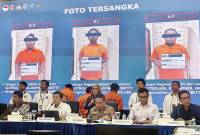 Dittipidsiber Bareskrim Polri menunjukkan tiga tersangka kasus judi online internasional dalam konferensi pers di Gedung Bareskrim Polri, Jakarta, Rabu (27/8/2025). (ANTARA/Nadia Putri Rahmani)