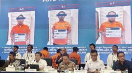 Dittipidsiber Bareskrim Polri menunjukkan tiga tersangka kasus judi online internasional dalam konferensi pers di Gedung Bareskrim Polri, Jakarta, Rabu (27/8/2025). (ANTARA/Nadia Putri Rahmani)