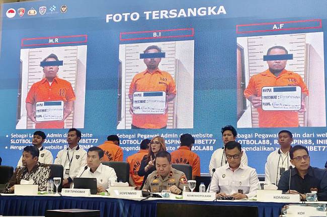 Dittipidsiber Bareskrim Polri menunjukkan tiga tersangka kasus judi online internasional dalam konferensi pers di Gedung Bareskrim Polri, Jakarta, Rabu (27/8/2025). (ANTARA/Nadia Putri Rahmani)