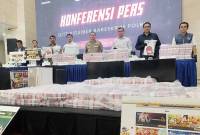 Jajaran Dittipidsiber Bareskrim Polri dan beberapa perwakilan kementerian menunjukkan barang bukti dalam pengungkapan kasus judi online di Gedung Bareskrim Polri, Jakarta, Rabu (27/8/2025). (ANTARA/Nadia P Rahmani)