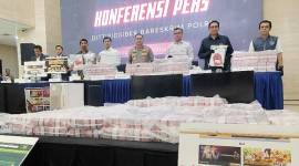 Jajaran Dittipidsiber Bareskrim Polri dan beberapa perwakilan kementerian menunjukkan barang bukti dalam pengungkapan kasus judi online di Gedung Bareskrim Polri, Jakarta, Rabu (27/8/2025). (ANTARA/Nadia P Rahmani)