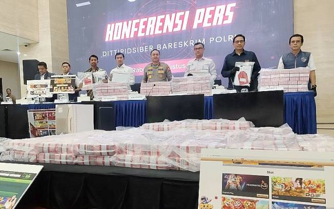 Jajaran Dittipidsiber Bareskrim Polri dan beberapa perwakilan kementerian menunjukkan barang bukti dalam pengungkapan kasus judi online di Gedung Bareskrim Polri, Jakarta, Rabu (27/8/2025). (ANTARA/Nadia P Rahmani)