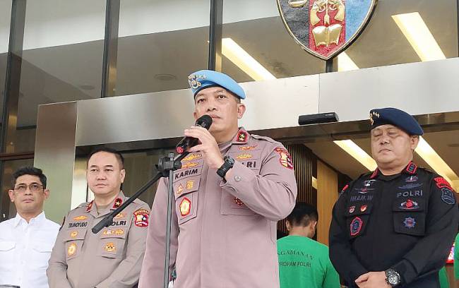 
Kadiv Propam Polri Irjen Pol Abdul Karim (tengah) berbicara dalam konferensi pers di Gedung Propam Polri, Jakarta, Jumat (29/8/2025). (ANTARA/Nadia P Rahmani)
