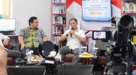 Kepala Satgas Pangan Polri sekaligus Dirtipideksus Bareskrim Polri Brigjen Pol. Helfi Assegaf (kanan) berikan keterangan kepada wartawan Kantor Ombudsman Republik Indonesia, Jakarta Selatan, Selasa (26/8/2025). Ombudsman Republik Indonesia menggelar diskusi publik Paradoks Kebijakan Hulu-Hilir Perberasan Nasional di Kantor Ombudsman Republik Indonesia, Jakarta Selatan, Selasa (26/8/2025). (ANTARA/Fianda S Rassat)