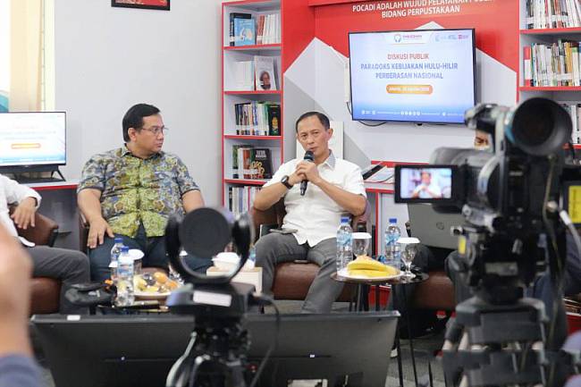 Kepala Satgas Pangan Polri sekaligus Dirtipideksus Bareskrim Polri Brigjen Pol. Helfi Assegaf (kanan) berikan keterangan kepada wartawan Kantor Ombudsman Republik Indonesia, Jakarta Selatan, Selasa (26/8/2025). Ombudsman Republik Indonesia menggelar diskusi publik Paradoks Kebijakan Hulu-Hilir Perberasan Nasional di Kantor Ombudsman Republik Indonesia, Jakarta Selatan, Selasa (26/8/2025). (ANTARA/Fianda S Rassat)