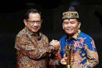 Mendagri Tito Karnavian serahkan Penghargaan Pemimpin Daerah Award (PDA) 2025 dengan Kategori Inovasi Daerah Bidang Pendidikan kepada Gubernur Kalteng Agustiar Sabran di Jakarta, Kamis malam, (28/8/2025). (ANTARA/Dokpri)