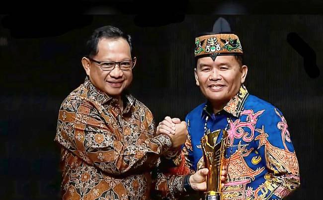 Mendagri Tito Karnavian serahkan Penghargaan Pemimpin Daerah Award (PDA) 2025 dengan Kategori Inovasi Daerah Bidang Pendidikan kepada Gubernur Kalteng Agustiar Sabran di Jakarta, Kamis malam, (28/8/2025). (ANTARA/Dokpri)