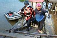 Evakuasi jenazah Bagus Isgiyanto (22), seorang ABK usai ditemukan di Sungai Cempaga, Sabtu (30/8/2025). (ANTARA/HO-BPBD Kotim)