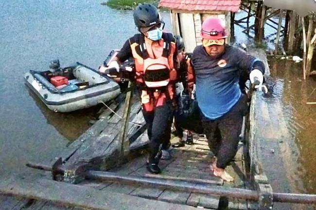 Evakuasi jenazah Bagus Isgiyanto (22), seorang ABK usai ditemukan di Sungai Cempaga, Sabtu (30/8/2025). (ANTARA/HO-BPBD Kotim)