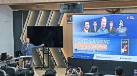 Pakar antropologi politik University of Amsterdam, Belanda, Prof Ward Berenschot memberikan pengantar saat pemutaran film dokumenter berjudul 