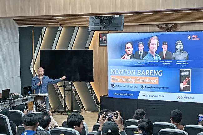 Pakar antropologi politik University of Amsterdam, Belanda, Prof Ward Berenschot memberikan pengantar saat pemutaran film dokumenter berjudul 
