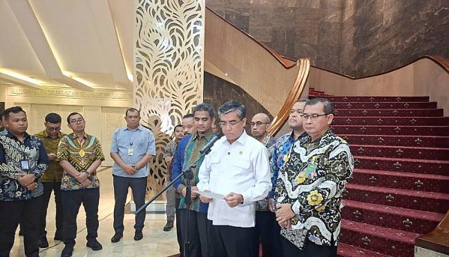 
Menteri Ketenagakerjaan (Menaker) Yassierli menyampaikan keterangan kepada awak media dalam konferensi di Jakarta, Kamis (21/8/2025). (ANTARA/Aji Cakti)
