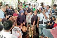 Suasana pemakaman pengemudi ojek online Affan Kurniawan yang dilindas mobil Brimob pada Kamis (28/8/2025). Affan dimakamkan di TPU Karet Bivak, Jakarta Pusat, Jumat (29/8/2025). (ANTARA/Lia W Santosa)